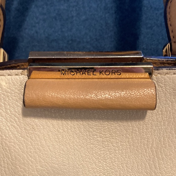Michael Kors signature bag - Picture 2 of 13